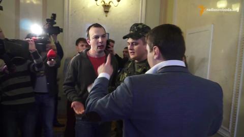 Az ukrán parlamentben kis híján agyon verte egymást két képviselő! – videó