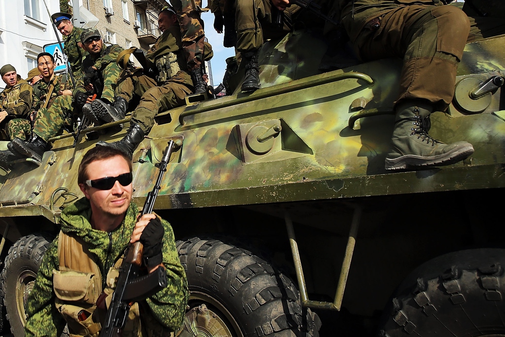 Ukrán válság - Kijev: a katonák nem tudják kivonni a nehézfegyvereket, mert folyton lőnek rájuk