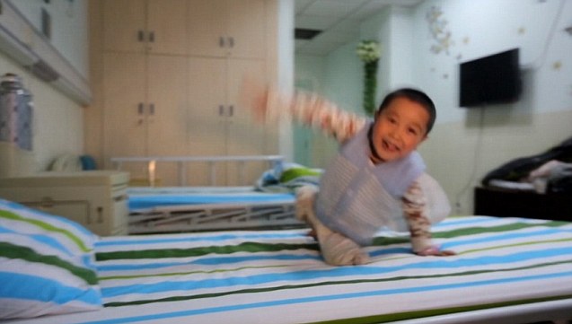 Szívszorító! Így táncol a kórház ágyán a kisfiú, aki elveszítette a lábait – videó