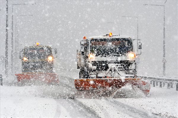 Havazás - A Dunántúlon több helyen is hófúvás nehezíti a közlekedést
