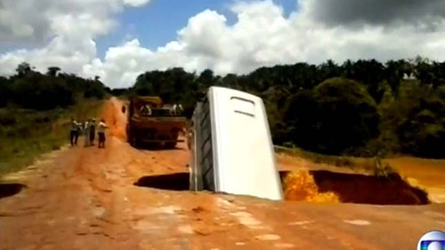 Brazíliában a föld elnyelt egy buszt! – videó