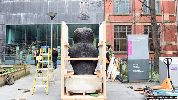A Húsvét-szigetről származó gigantikus fejszobor érkezett egy manchesteri kiállításra