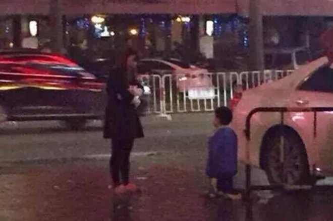 Ezen a kegyetlen módon alázta meg gyerekét az utcán a kínai nő – fotók 18+