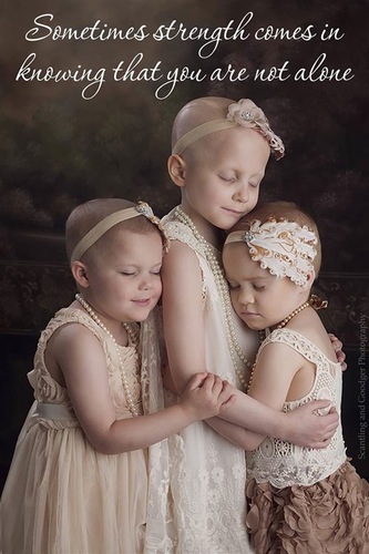 Megható fotók – a 3 rákbeteg kislány közösen harcol a betegség ellen