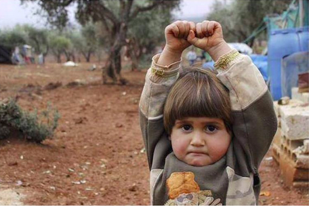 Szegény szír kislány így adta meg magát, amikor fényképezőgépet irányítottak rá!