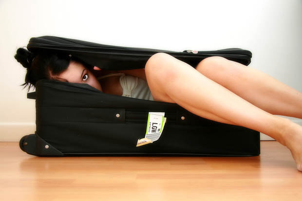 Ebben a bőröndben akarta becsempészni nejét az EU-ba egy férfi – fotó