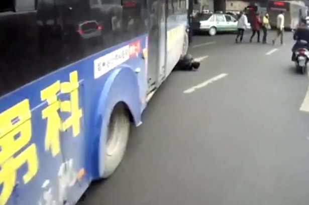 20-people-lift-bus-off-trapped-man