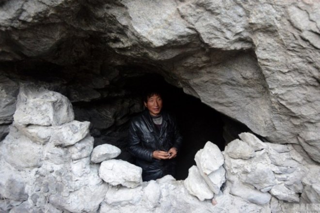Ebben a barlangban lakik fél éve a kínai férfi, hogy spóroljon a családjának – fotók