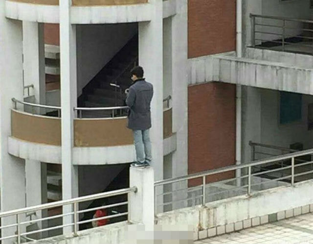 Ezt tette egy kínai diák szerelmi bánatában – megrázó fotók