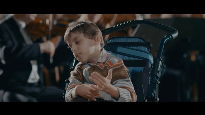A zene gyógyító ereje egy fogyatékkal élő magyar kisfiú énekében – megható videó