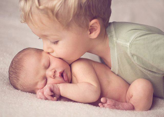 Csodaszép fotók újszülött kistestvérüket szeretgető gyerekekről