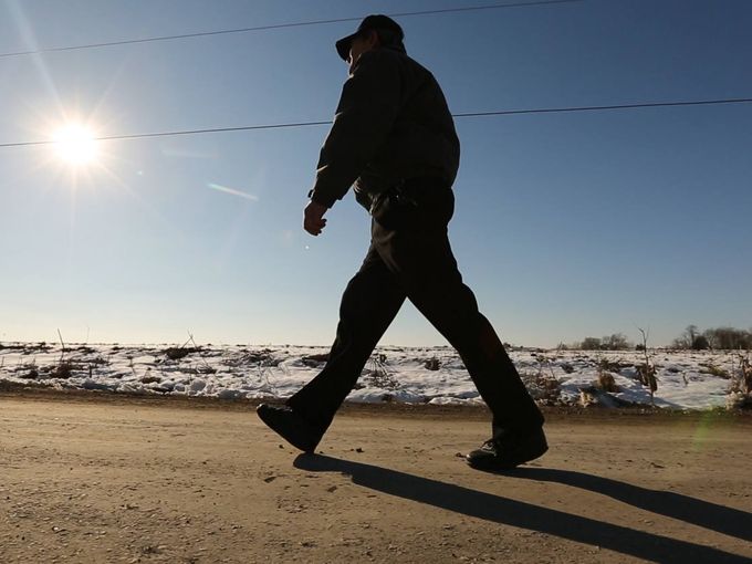 Ez a 61 éves férfi naponta 6 órát gyalogol munkába, hogy segítsen a családján - videó