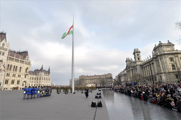 Március 15. - Ünnepélyes zászlófelvonás a Kossuth téren