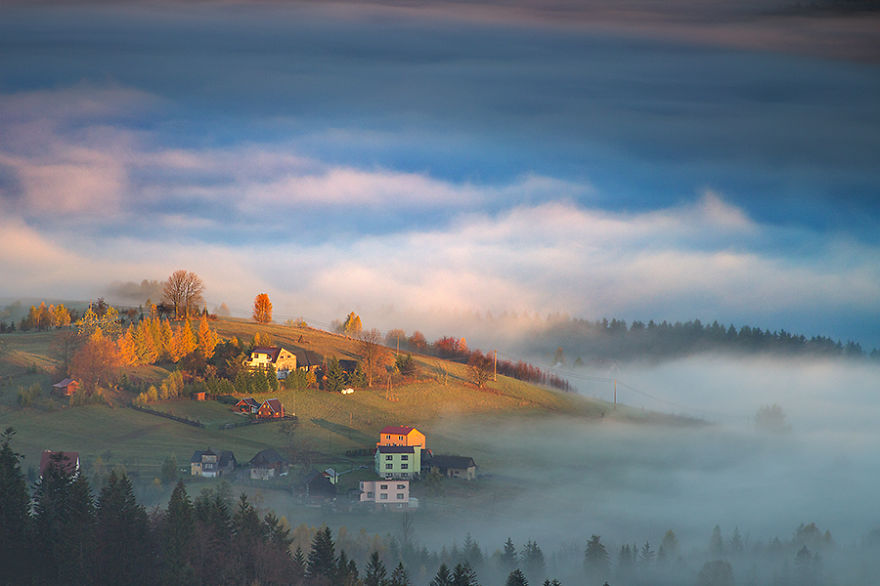 Csodálatos képek ködbe burkolózott falvakról