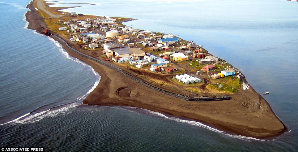 Így tűnhet el hamarosan egy alaszkai falu a klímaváltozás miatt – videó