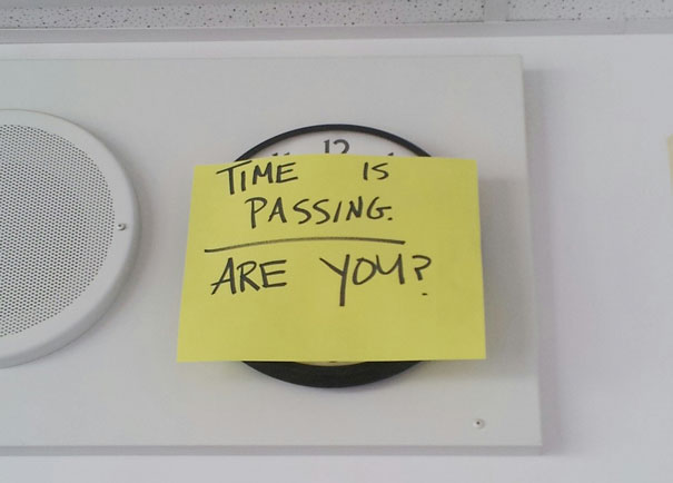 A tanár, aki ezt ragasztotta az órára. Az idő elrepül. Te is? (angol szójáték)