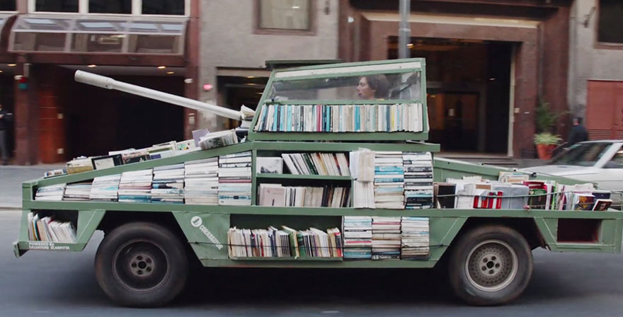 Egy művész különleges tankot kreált, amely ingyen könyveket szállít