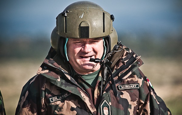OGY - a honvédelmi miniszter benyújtotta a katonai életpályamodell bevezetéséhez szükséges javaslatot