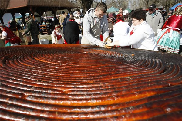 225 méter hosszú kolbászt sütöttek Abádszalókon