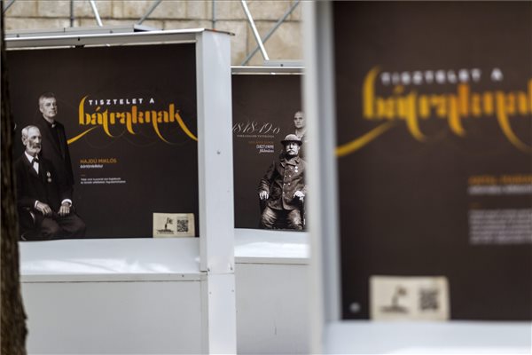 Március 15. - Szabadtéri portrékiállítás nyílt a Magyar Nemzeti Múzeum kertjében