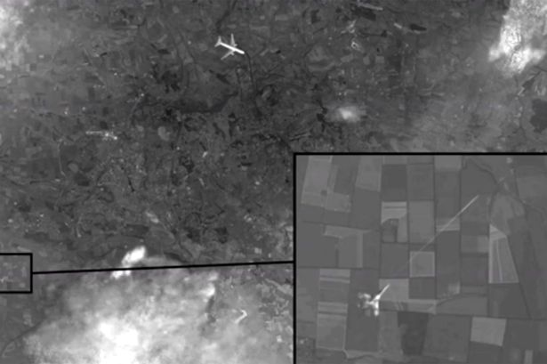 A kép bal sarkában azt láthatjuk, hogy a bekeretezett (nagyított) vadászgép levegő levegő rakétát indított, amely sajnos eltalálta az ártatlan civil utasokat szállító majás utasszállító gépet!