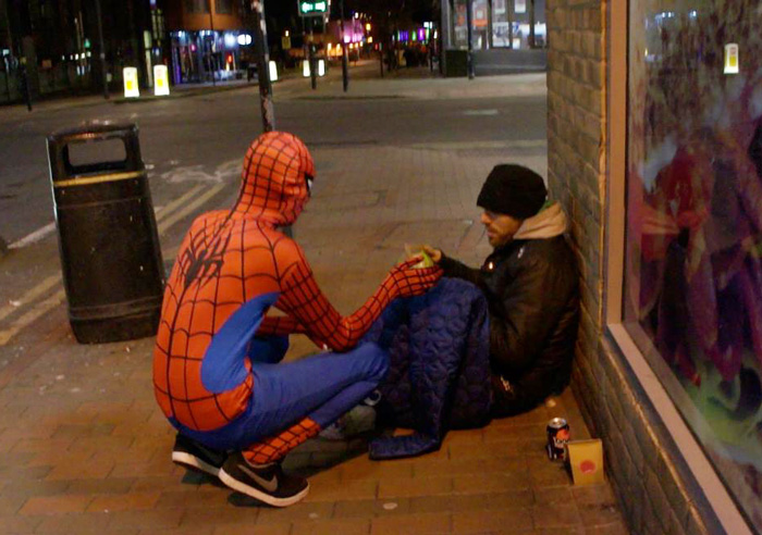 Bárki lehet hős - Ismeretlen Pókember gondoskodik a hajléktalanokról (videó)