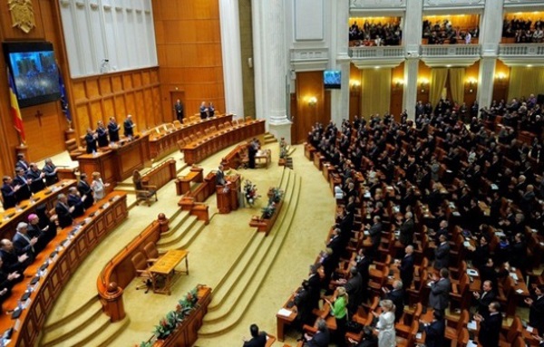 Újrakezdte működését a román parlament alkotmánymódosító bizottsága