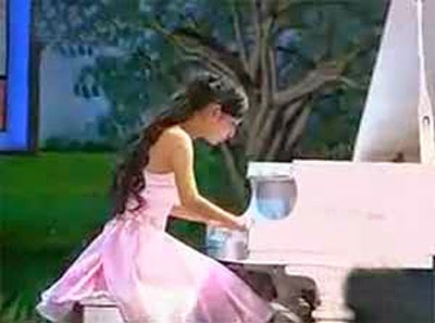 Ilyen elképesztően zongorázik a lány, akinek egy kezén nincsenek ujjai – videó