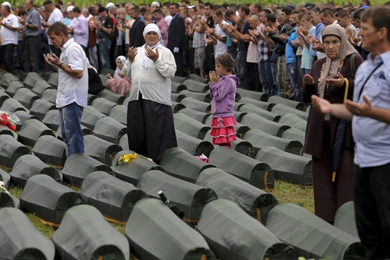 A srebrenicai mészárlás hét gyanúsítottját fogták el Szerbiában