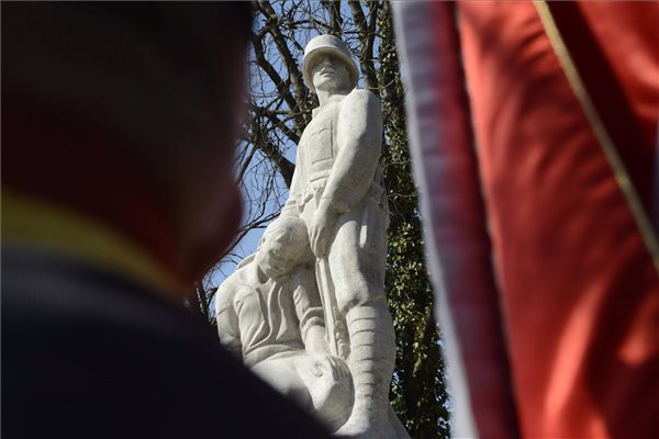 Világháborús centenárium - Újjáépített első világháborús hősi emlékművet avattak Tószegen