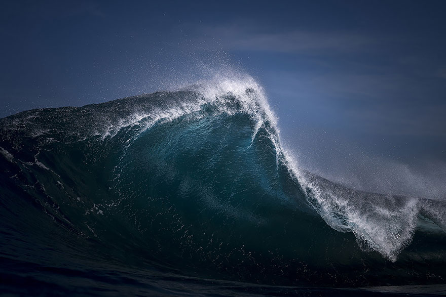 A fotós, aki hegyként örökíti meg a hullámokat
