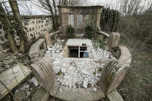 Megrongálták a gyöngyösi zsidó temetőt