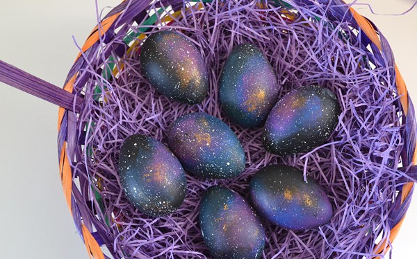 Készítsünk galaxis mintázatú húsvéti tojásokat