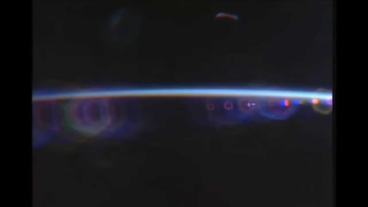 Rejtélyes fényes objektum jelent meg az ISS kamerája előtt! – videó