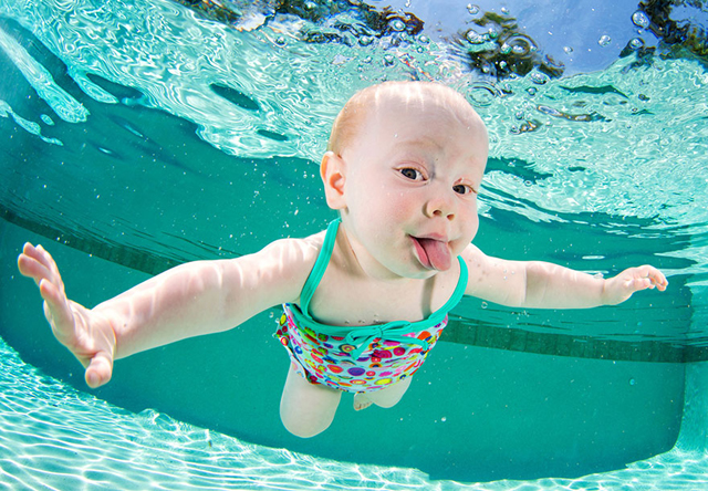 Tüneményes képek - így úsznak a kisbabák a víz alatt