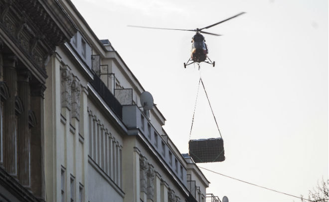 Helikopterrel emelték be a jakuzzit Budapesten
