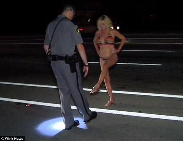 Bikinis, részeg nagyi okozott balesetet Floridában– videó
