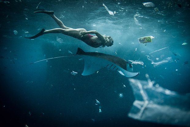 Sokkoló víz alatti fotók az óceánban úszó szeméthegyekről