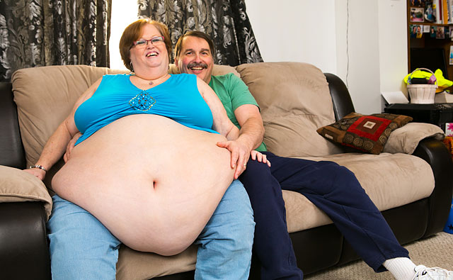 Boldogan él férjével a világ legnagyobb, 244 centi hasú nője – fotók