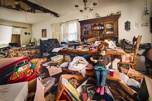 Megrázó képeken mutatja be gyerekkora szeméttel teli otthonát a fotós