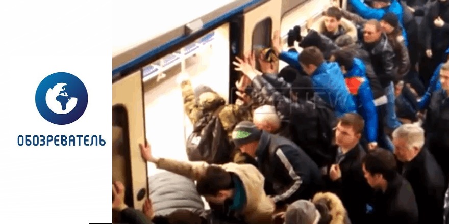 Így mentették meg Moszkvában az emberek a 70 éves nénit, aki a metró alá szorult – videó