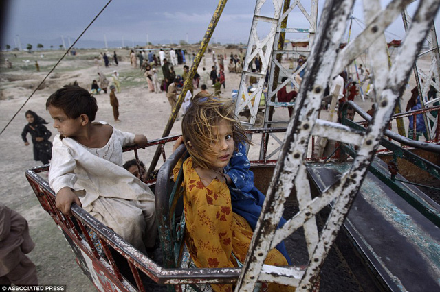 Ilyen boldogok a pakisztáni gyerekek a nyomornegyed vidámparkjában – szívszorító képek