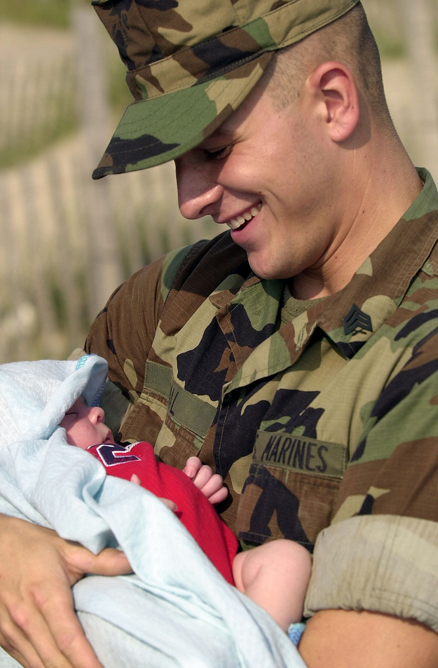 A-marine-meets-his-infant-son.