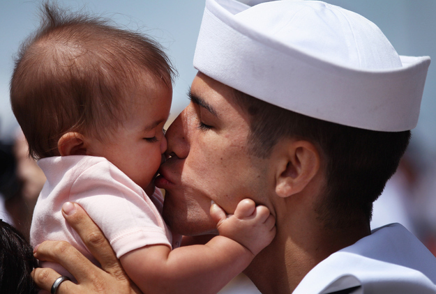 Megható pillanat: katonák, akik először találkoznak gyermekeikkel – fotók