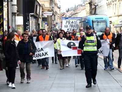 Nagyszabású tüntetést tartott a horvát svájcifrank-hitelesek egyesülete Zágrábban