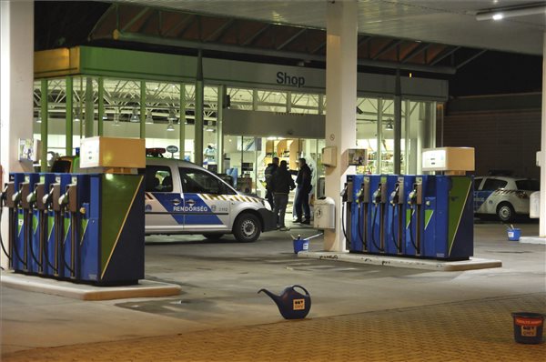 Kiraboltak egy benzinkutat Budapesten