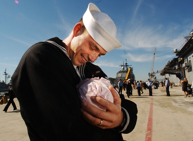 Sailor-James-Crisier-meets-his-6-week-old-daughter-Jadyn