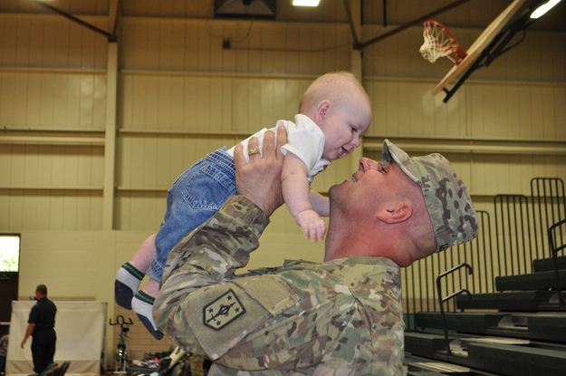 Sgt.-1st-Class-Michael-Lewis-meets-his-daughter.
