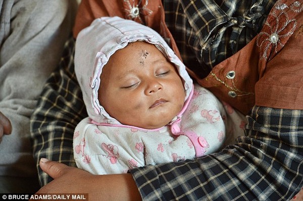 A megmentett 5 hónapos gyermek Nepálban édesanyjával