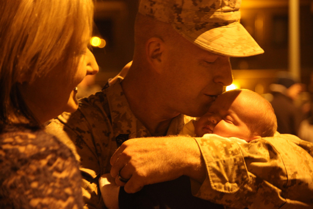 Staff-Sgt.-Mark-Mattson-meets-his-3-week-old-daughter-Lydia.